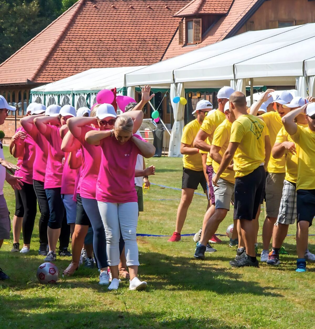 Ekipe na team buildingu na travnjaku imanja