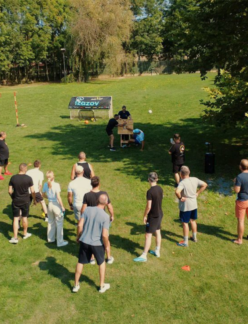 Ekipa na team buildingu na travnjaku, pogled iz zraka
