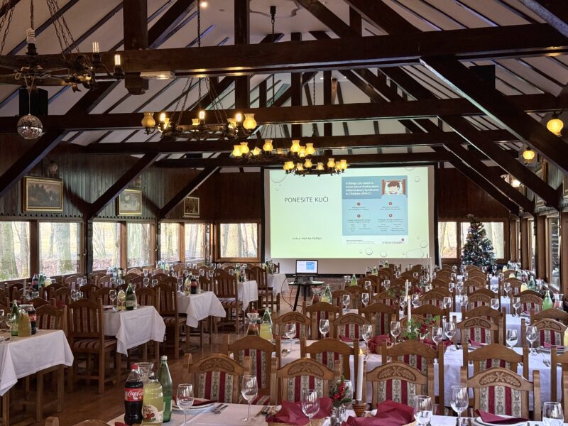 Dvorana restorana pripremljena za poslovnu prezentaciju