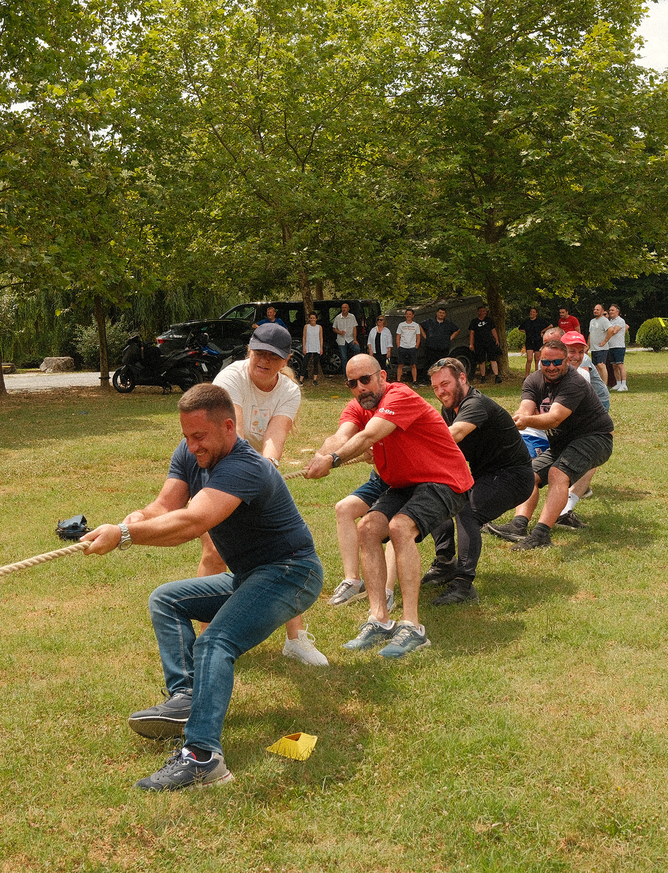 Natezanje užeta na team buildingu na imanju
