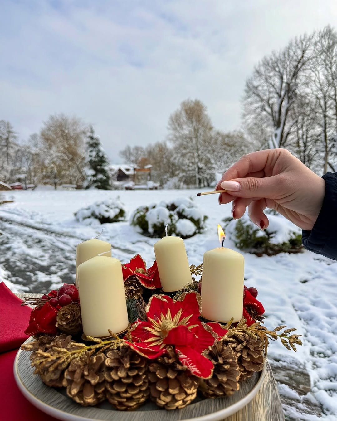 Paljenje adventskih svijeća u snijegu na imanju
