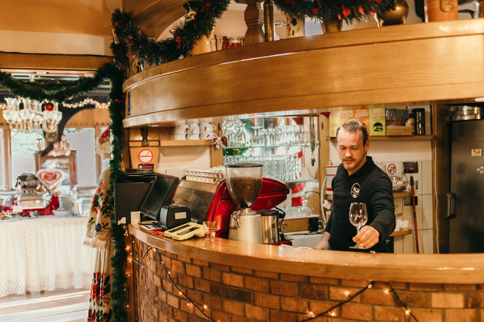 Konobar za blagdanski ukrašenim šankom restorana