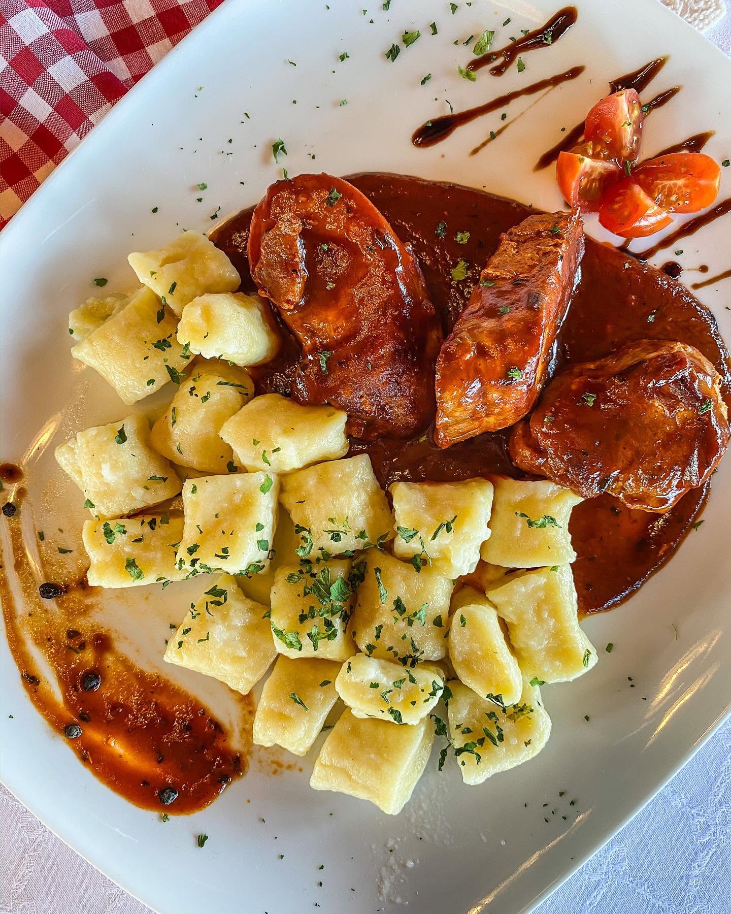 Domaći njoki s mesom u umaku