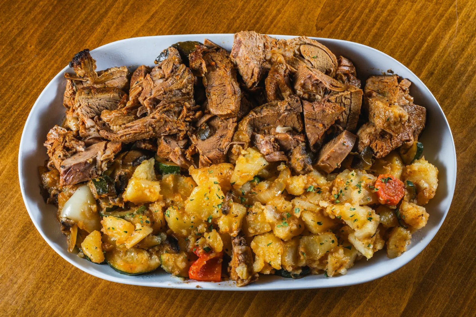 Pladanj pečenog mesa s krumpirom i povrćem