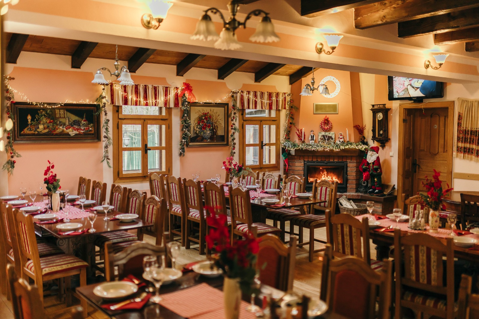 Restoran Moslavačka priča u blagdanskom ruhu s postavljenim stolovima