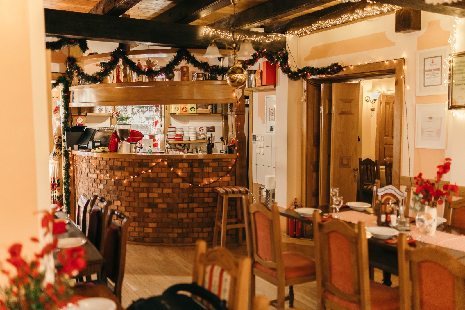 Šank restorana ukrašen blagdanskim girlandama